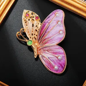 Exquise broche papillon rose dégradé avec filigrane doré et perles délicates élégantes.