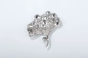 Zilverkleurige ginkgo blad broche achterkant detail mode sieraden speld voor dames