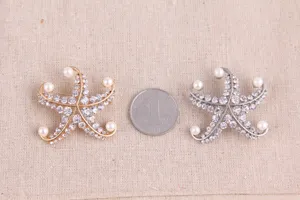 Detailansicht der Seestern Brosche mit Strass und Perlen, Grössenvergleich mit Münze.