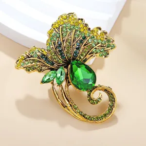 Gedetailleerde close-up van een luxe vintage groene strass blad broche detailweergave.