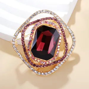 Elegante quadratische Kristallbrosche mit einem großen roten Stein und strahlenden Strasssteinen.