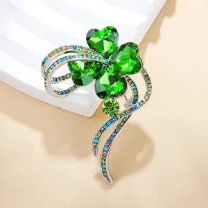 Exquisites vierblättriges Kleeblatt Brosche Detailansicht, grüner Kristall Strass Damen Anstecknadel