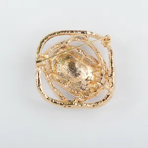 Goldfarbene Legierung Brosche Nadel Detail, elegantes hohles geometrisches Design.