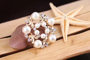Exquisite handgefertigte Kristall große Perle Kranz Brosche Detail, elegante Damen Accessoire.