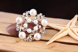 Koreanische Mode handgemachte Kristall grosse Perle Kranz Brosche elegante Frauen