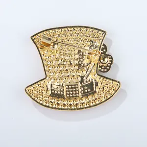 Detaillierte Nahaufnahme des sicheren Verschlusses und der Metallrückseite der Hutbrosche.