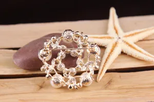 Goldene Perlen Kranz Brosche Detailansicht, elegante Modeschmuck Accessoires stil.