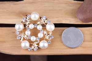 Elegante Perlenkranz Brosche mit goldenen Blättern und funkelnden Kristallen für Damenmode.