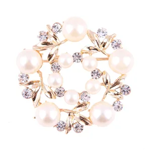 Modische Kristall Perlen Kranz Brosche für Damen, elegantes Blumen Design Accessoire.