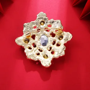 Vintage Baroque style brooch back design, elegant gold tone metal alloy fashion accessory pin.