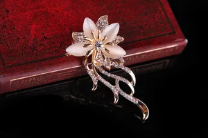 Elegante Damen Brosche in goldener Blumenform mit Katzenauge Stein und Strass Schmuck