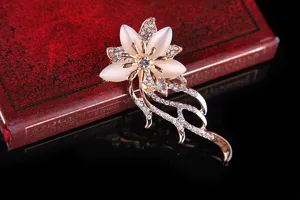 Elegante goldfarbene Blumenbrosche mit weißem Katzenauge Stein und Strass Damen