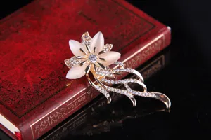 Elegante Katzenauge Stein Blume Brosche für Damen glänzende Strass Kristall Mode Pin Schmuck Geschenk