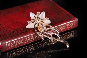 Elegante goldfarbene Katzenauge Blumen Brosche mit funkelnden Strasssteinen fuer Damen.