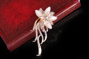 Elegante Katzenauge Stein Blume Brosche mit funkelnden Strasssteinen, goldener Legierung.