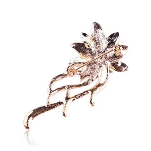 Detailansicht der goldfarbenen Blumenbrosche von hinten mit sicherem Verschlussmechanismus.