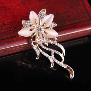 Elegante Blumen Brosche mit Katzenauge Stein und funkelnden Strasssteinen Damen Mode.