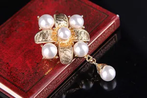 Vintage goldene Kreuz Perle Brosche Detailansicht, elegante Damen Kleidung Accessoires Schmuck.
