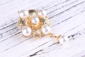 Detailaufnahme einer goldenen Vintage Perlen Brosche, eleganter Damenschmuck Anhänger.