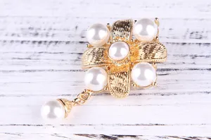 Vintage goldfarbene Kreuz Brosche mit Perlen, detaillierter Schmuck Nahaufnahmen.