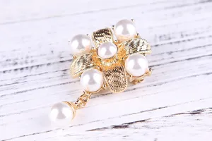 Vintage goldfarbene Perlen Blumen Brosche mit Anhänger, elegantes Mode Schmuck Accessoire für Damen.