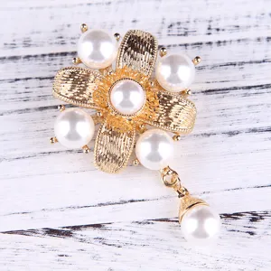 Nahaufnahme Detail der Vintage Gold Blumen Perle Brosche Anhänger, exquisites Design.