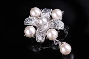 Vintage Perlen Blumen Brosche mit Kreuz Anhänger, elegantes silbernes Mode Schmuck Accessoire.