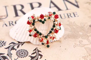 Nahaufnahme einer Weihnachtsherz Strass Brosche auf weissem Muschelhintergrund Detail