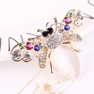 Exquisite rhinestone and cat's eye stone bee brooch, cute crystal insect pin for women fashion.