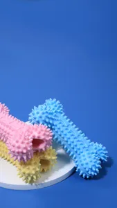 Gros plan de jouets à mâcher en os TPR colorés et piquants, parfaits pour l'hygiène dentaire.