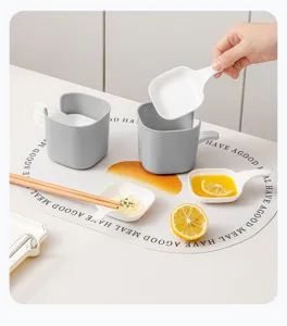 Set di ciotole per condimenti con supporti di stoccaggio impilabili e piccoli piatti da cucina.