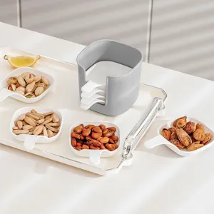 Set di ciotole per condimenti con supporto di stoccaggio e vassoio bianco da cucina.
