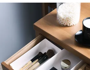 Vue détaillée de l'organisateur de tiroir blanc, solution de rangement soignée pour petits objets.