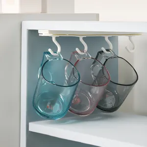 Étagère à crochets coulissante sous étagère avec tasses pour rangement de cuisine.