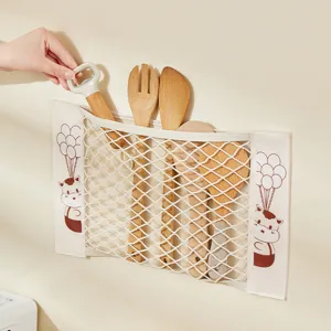 Sac de rangement mural en filet pour ustensiles de cuisine, joli design, durable et pratique.
