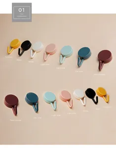 Détail de crochets muraux adhésifs minimalistes colorés avec différentes couleurs.