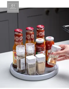 Vue détaillée de l'organisateur de support à épices rotatif de cuisine avec des flacons.