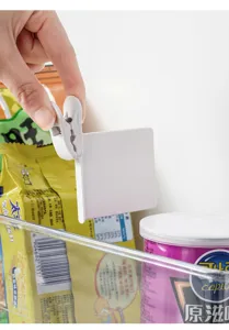 Detailopname van de witte plastic koelkast opslag partitie clip in dagelijks gebruik.