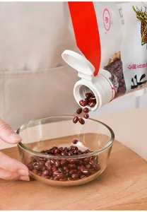 Vista dettagliata di una clip di chiusura per sacchetti alimentari in plastica con beccuccio.