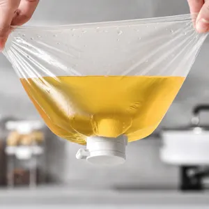 Clip di chiusura in plastica con beccuccio dosatore per sacchetti alimentari cucina