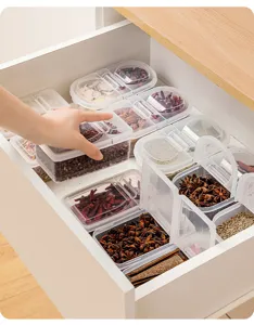 Détail boîte à épices tiroir cuisine, conteneur en plastique transparent à bascule.