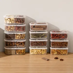 Ensemble de boîtes de rangement en plastique transparent pour épices de cuisine avec couvercles.