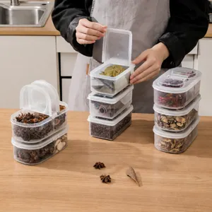 Récipient à épices en plastique transparent avec couvercle rabattable pour rangement cuisine.
