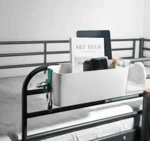 Weisser Hängekorb aus Kunststoff für Bett oder Schreibtisch, perfekt zur täglichen Organisation.