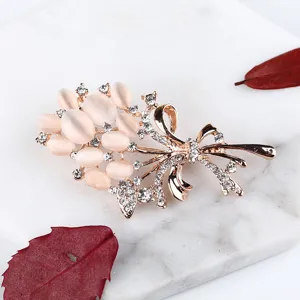 Détail de broche rose strass œil-de-chat, élégante épingle en alliage pour femme.