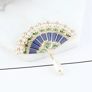 Superbe broche éventail de style chinois avec perles strass et émail pour femmes élégantes.