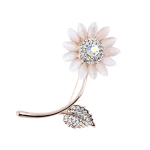 Dettaglio della spilla a girasole con strass, cristalli scintillanti e petali in pietra di gatto.