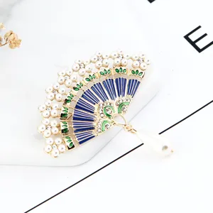 Élégante broche éventail de style chinois avec émail bleu, perles et strass pour femmes.