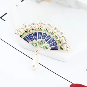 Exquise broche éventail vintage style chinois avec perles strass et pendentif perle.
