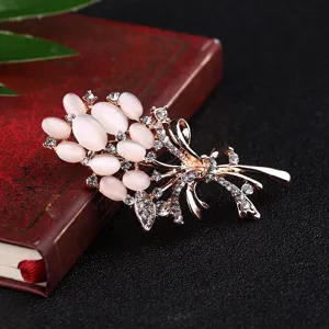 Charmante broche fleur de rose avec des pierres d'œil de chat roses et des strass.